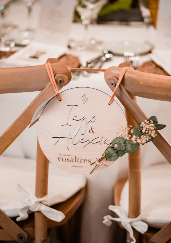 Placa de fusta personalitzada amb els noms dels pr&ograve;xims a casar-se
